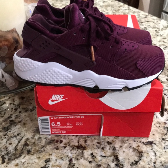 Nike Shoes - Nike Air Huarache Run SE size 6.5